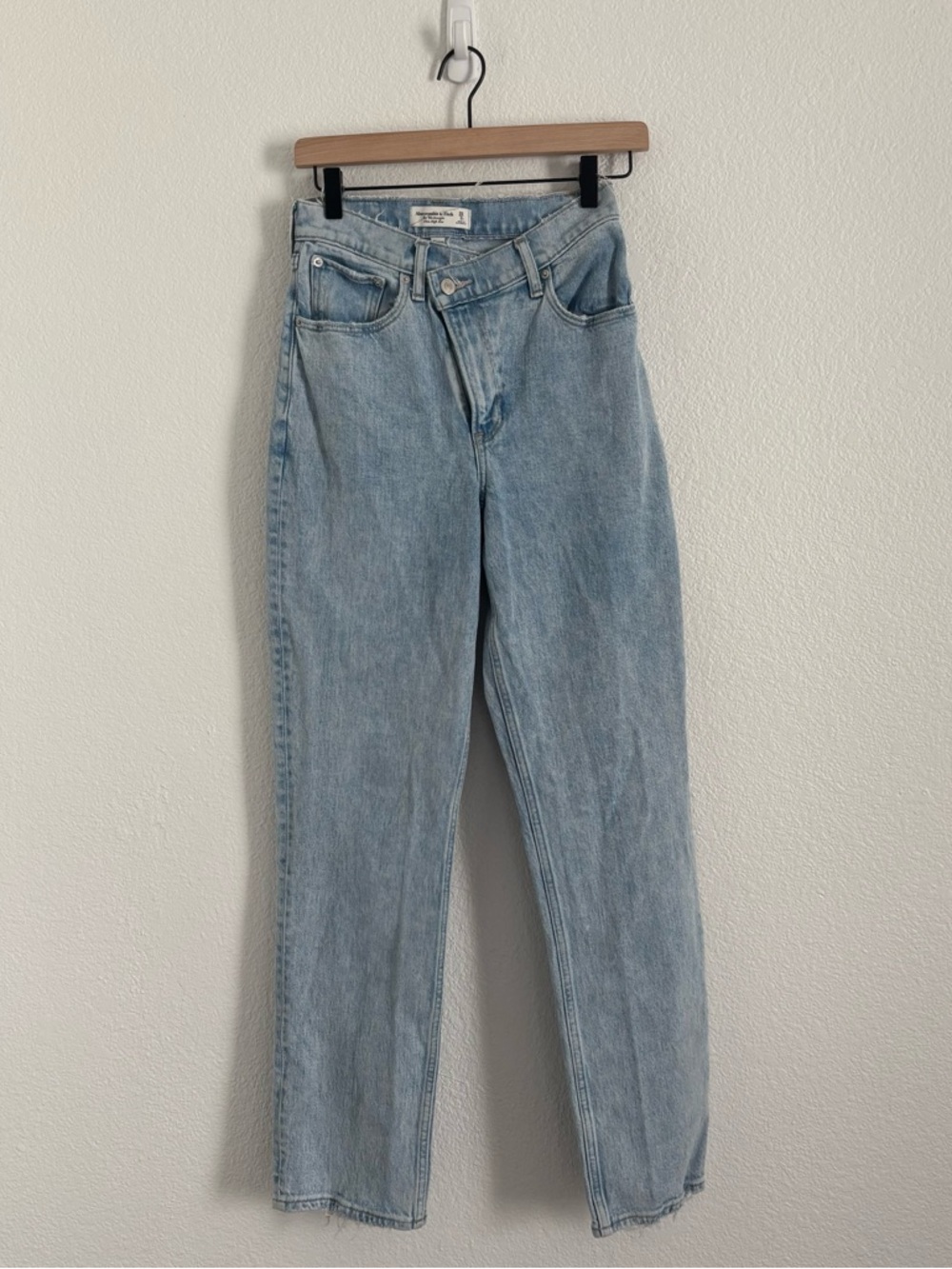 Abercrombie & Fitch Size 26/2 Blue Curve Love Ultra High Rise 90s Straight Jeans
